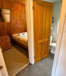 West Laroch Ski Chalet | 1 Bedroom Cabin with Mountain & Loch Views - Quiet Location between Glencoe & Ben Nevis