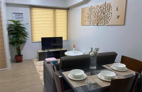 Muntinlupa Apartment | 1 bedroom condo unit with balcony, netflix wifi and pool