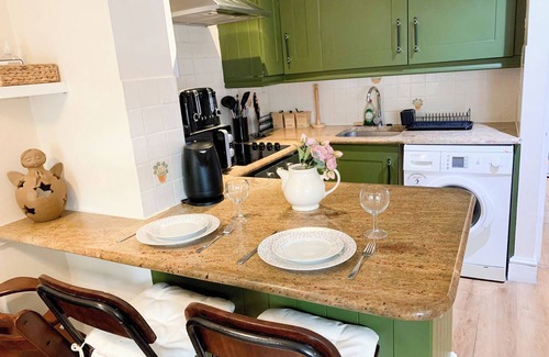 West Kensington Apartment | 1-Bedroom flat with FREE Wi-Fi and mini Garden in Kensington Central London.