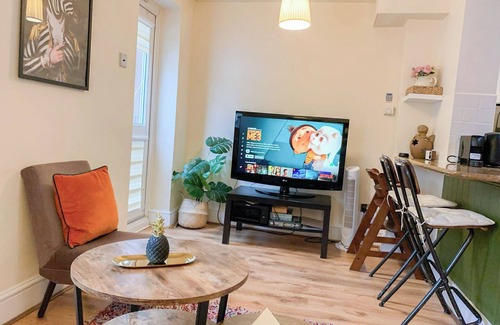 West Kensington Apartment | 1-Bedroom flat with FREE Wi-Fi and mini Garden in Kensington Central London.