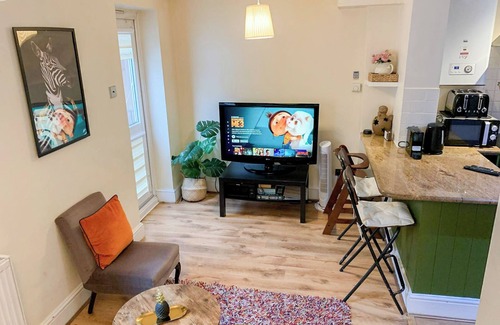 West Kensington Apartment | 1-Bedroom flat with FREE Wi-Fi and mini Garden in Kensington Central London.