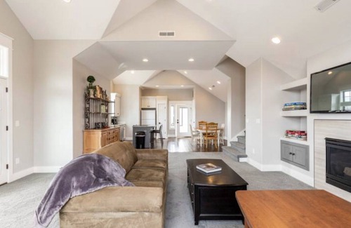 Taylorsville House | 1-bedroom Full Luxury Guest Home In Salt Lake City, Gorgeous Views, close to Fwy