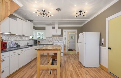 Anaconda House | 1 Bedroom Goosetown Getaway w/Twinkle Lights & Wifi