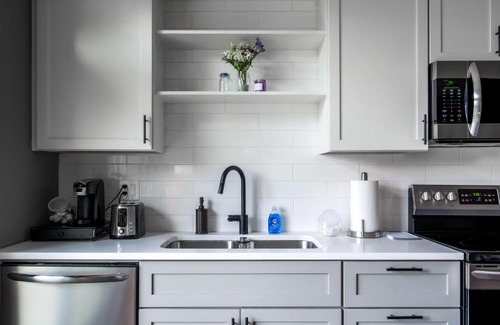 Ohio City Apartment | 1 Bedroom Luxury Condo 10 Minutes from First Energy Stadium E5