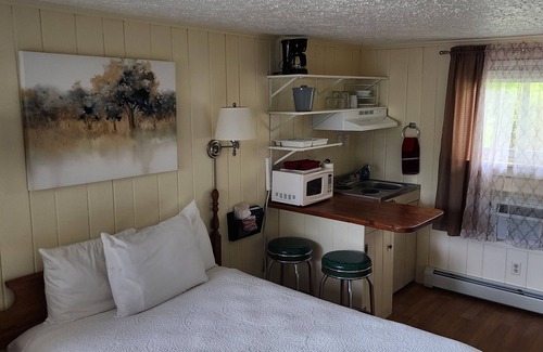 Dryden Hotel | 1-bedroom Room 16 minutes from University of Maine - Farmington
