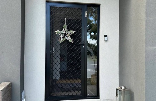 Cranbourne East Apartment | 1 bedroom studio apartment in Clyde North with WiFi