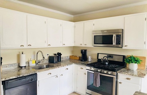 Laurel House | 1 Bedroom Terrace view Quiet Neighborhood shared bathroom living room,kitchen #4