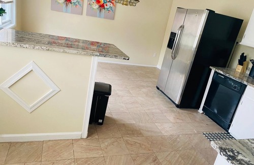 Laurel House | 1 Bedroom Terrace view Quiet Neighborhood shared bathroom living room,kitchen #4
