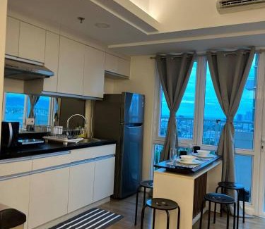 Poblacion District Hotel | 1 Bedroom with Balcony in Abreeza Mall