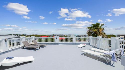 Isle of Palms House | 1 Block to Beach Newly Renovated 6BDR w Rooftop Views Sand Dune by AvantStay