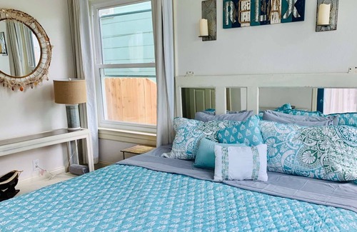 Galveston House | 1 Block to Beach/Pleasure Pier/Restaurants/Park~Access to Balcony~Off Street Parking Space~Free WiFi