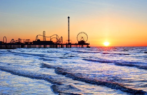 Galveston House | 1 Block to Beach/Pleasure Pier/Park/Dining~Partial Water View on Balcony~Off Street Parking Spot