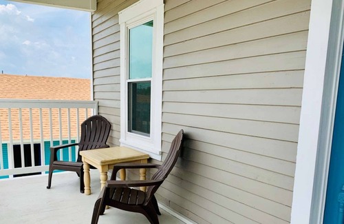 Galveston House | 1 Block to Beach/Pleasure Pier/Park/Dining~Partial Water View on Balcony~Off Street Parking Spot