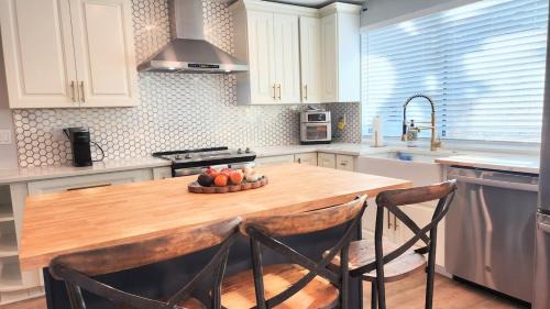 Laguna Shores House | 1 Block To Beach - 2 Family Double Masters Plus 3rd Bedroom