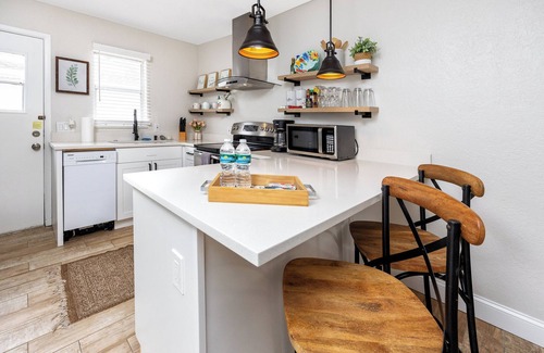 New Port Richey House | 1 block to dwnt/7min to beach/King bed/Free parking