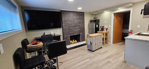 South Central Apartment | 1 block to Kelowna General Hospital 2 blocks to Beach 1km to OUC 1km to Downtown Kelowna 20min to YLW