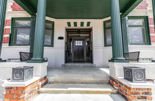 Brush Park Apartment | 1 BR Apt w Fireplace & Office Prime Location
