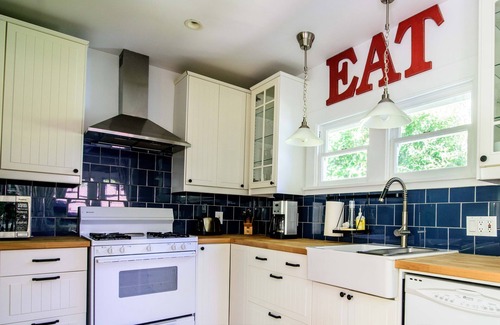 Mill Valley Cottage | 1 BR Large and sunny Garden Cottage in Downtown Mill Valley