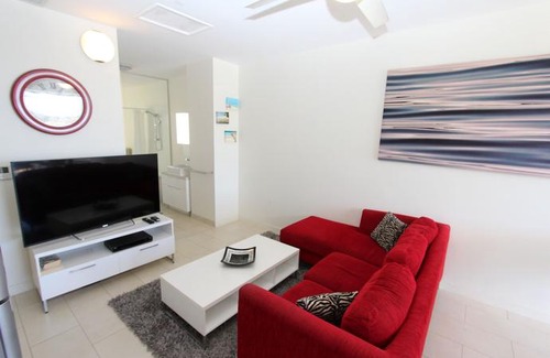 Nelly Bay Apartment | 1 Bright Point Apartment 1402