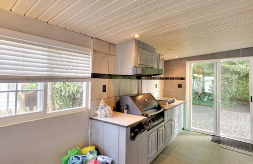 Birch Bay Cottage | 1 Mi to Birch Bay SP! Cozy Cabin w/Pool Access