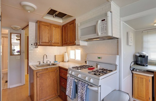 Birch Bay Cottage | 1 Mi to Birch Bay SP! Cozy Cabin w/Pool Access