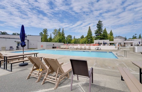 Birch Bay Cottage | 1 Mi to Birch Bay SP! Cozy Cabin w/Pool Access