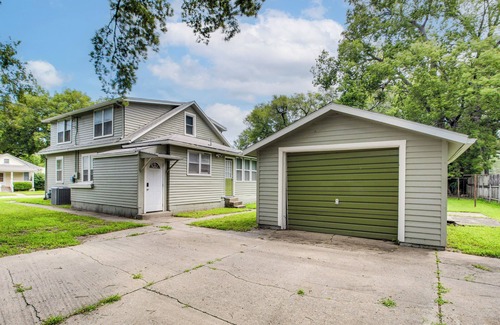 Manhattan Cottage | 1 Mi to K-state Campus: Central Manhattan Home