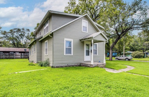 Manhattan Cottage | 1 Mi to K-state Campus: Central Manhattan Home