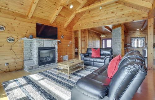 Lake Ariel House | 1 Mi to Lake Henry Peaceful Poconos Cabin!