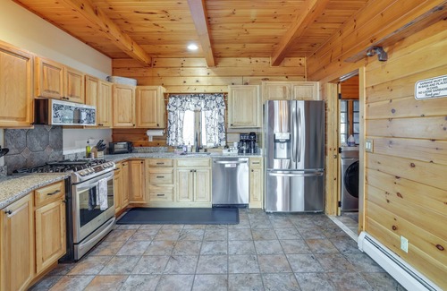 Lake Ariel Cabin | 1 Mi to Lake Henry: Peaceful Poconos Cabin!
