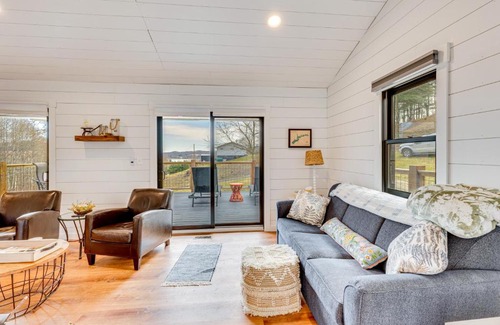Dellroy House | 1 Mi to Marina Cabin with Views Near Atwood Lake!