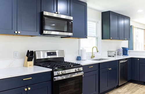 South Bend House | 1 Mi. to Notre Dame, Irish Pub, Hot Tub, 4800sq ft
