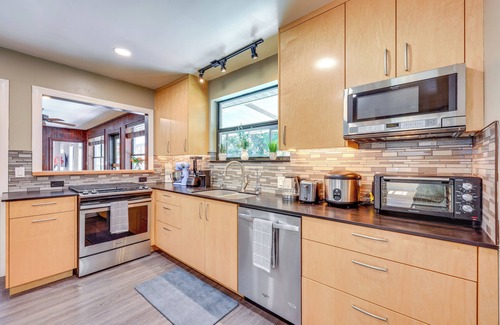 Gainesville House | 1 Mi to UF Campus: Group Retreat w/Outdoor Oasis