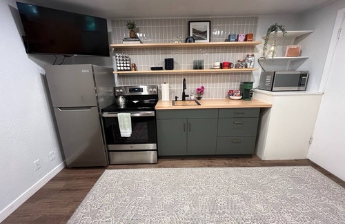Southeast Eugene Apartment | 1 mile to campus & 3.5 to Autzen. Stylish & cozy, South Eugene Guesthouse Studio