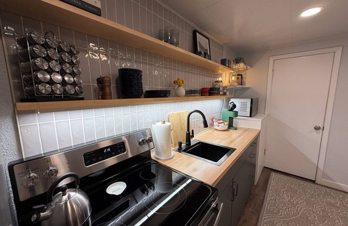 Southeast Eugene Apartment | 1 mile to campus & 3.5 to Autzen. Stylish & cozy, South Eugene Guesthouse Studio