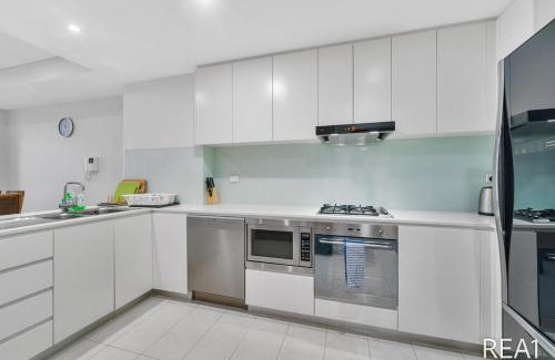 Mascot Apartment | 1 Min to Mascot Station 2 Free Parking Spaces