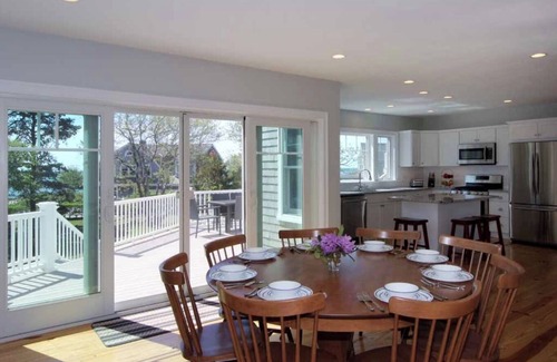 Dennis Port House | 1 min walk from private beach - 4 bd main house, 2 bd carriage house!