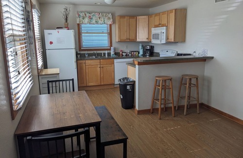 Buxton Apartment | 1 min walk to the Beach! In heart of Buxton- sleeps 6, pets welcome, W/D