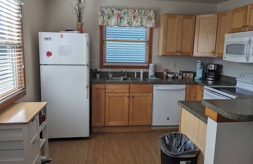 Buxton Apartment | 1 min walk to the Beach! In heart of Buxton- sleeps 6, pets welcome, W/D