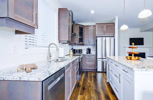 The Blue Mountains House | 1 minute from Blue Mountain Ski Resort Brand New Built Sep 23 Luxury Chalet Home