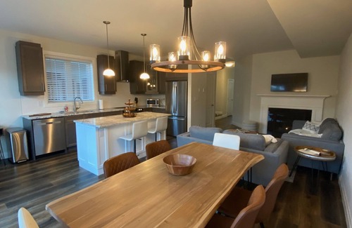 The Blue Mountains House | 1 minute from Blue Mountain Ski Resort Brand New Built Sep 23 Luxury Chalet Home