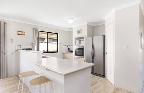 Geographe House | 1 minute to quiet Beach. 3 minutes to town centre. Relax and enjoy the serenity.