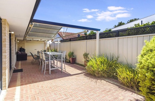Geographe House | 1 minute to quiet Beach. 3 minutes to town centre. Relax and enjoy the serenity.