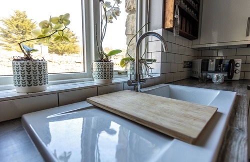 Charlestown House | 1 minute walk to beaches, pubs & restaurants, on historic Harbour of Charlestown