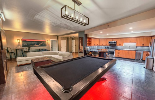 Las Vegas Apartment | 1-of-a-Kind 2 Bedroom Suite-Strip View- Pool Table- Retro Arcade-Platinum Hotel