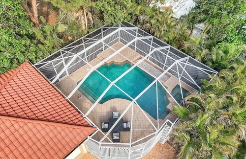 Naples Park House | 1 OF THE CLOSEST NAPLES PARK HOMES 2 THE BEACH/RENOVATED/5BR/POOL/BIKES/GAMEROOM