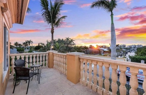 Naples Park House | 1 OF THE CLOSEST NAPLES PARK HOMES 2 THE BEACH/RENOVATED/5BR/POOL/BIKES/GAMEROOM