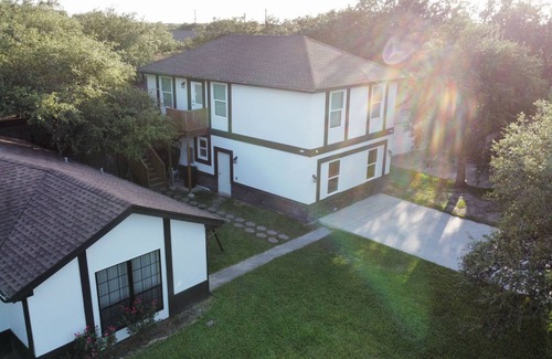 Aransas Pass House | 1 Queen/4 twins/sleeps 6