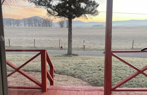 Tazewell House | 1 Queen Bedroom, 1 Bath, 2 Extra twin Beds, Beautiful mountain view from Porch.