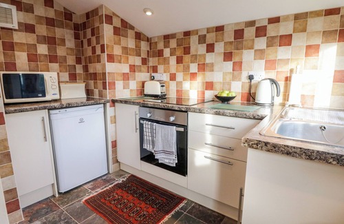 Lansallos Cottage | 1 ROSE COTTAGES, country holiday cottage, with a garden in Polperro